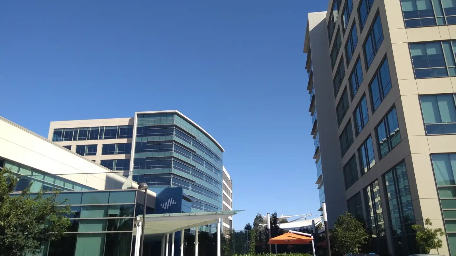 AI职场转型争议升温：网络安全巨头CEO称员工需提升AI能力
