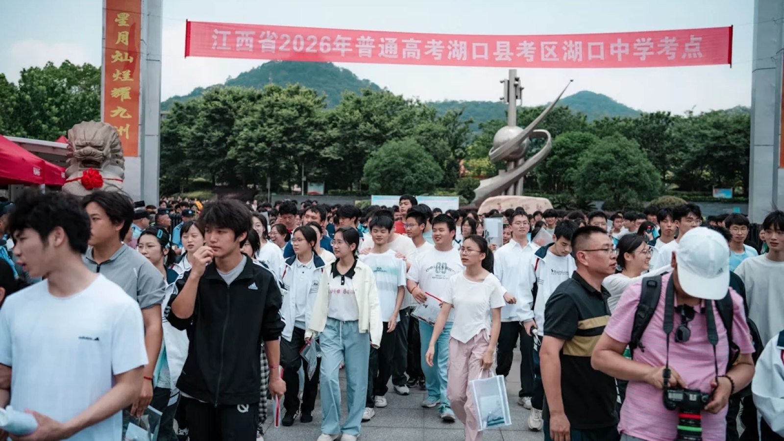 中国高考结束引发海外讨论:中国教育公平、青年压力与社会流动再成焦点