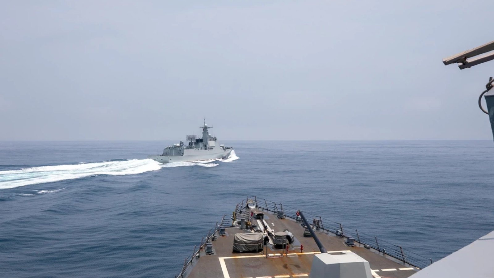 黄岩岛周边举行海空联合演训 中菲围绕海图与海上管辖权再度交锋
