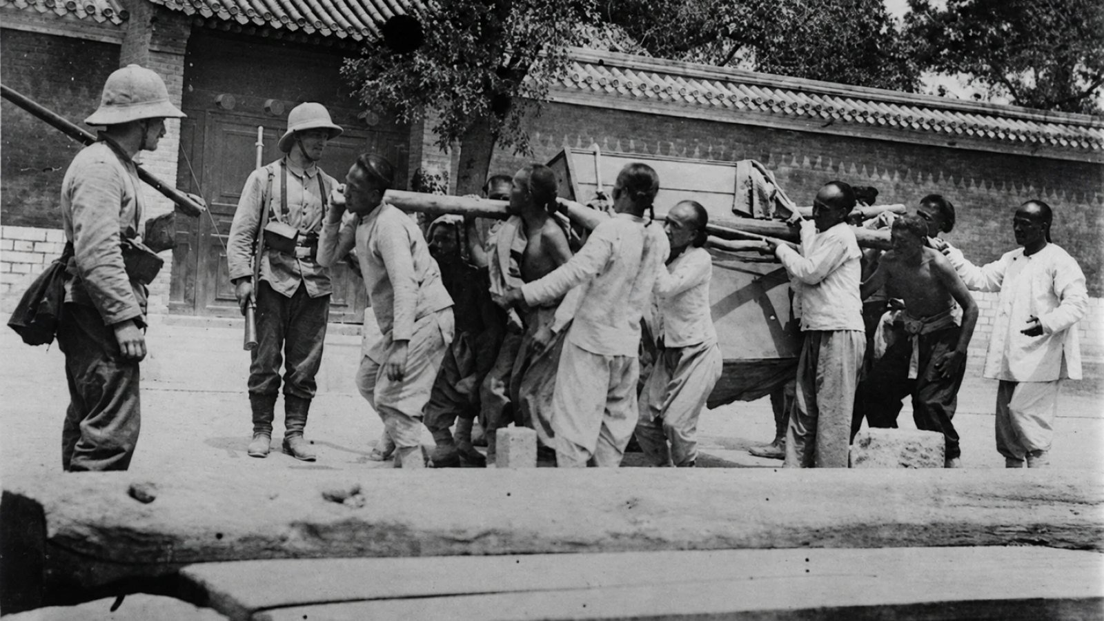八国联军从天津进北京时：为什么有中国人替外国军队拉车、搬运甚至侦察