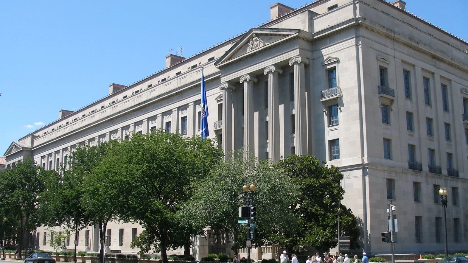 爱泼斯坦案文件公开再引争议：司法透明与受害者隐私保护陷入两难