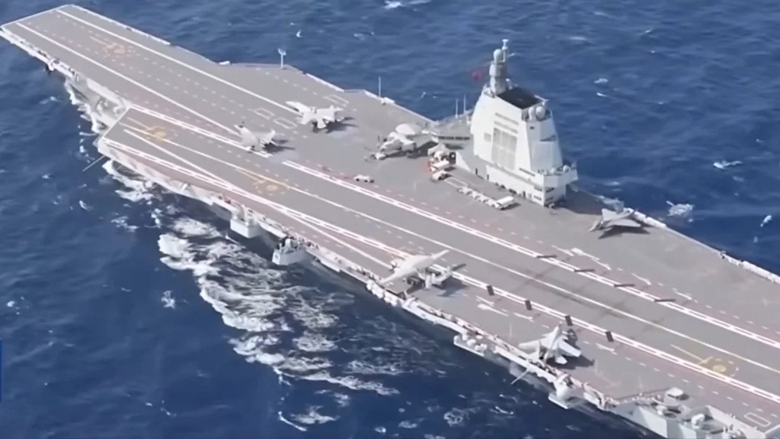 中国航母福建舰通过台湾海峡,台湾称已掌握动态并应对