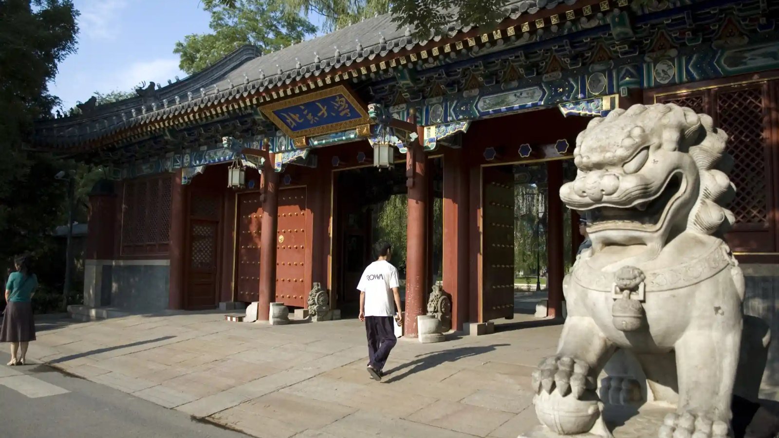 光互联重构AI芯片协作方式:北大团队完成低延迟推理实验,规模化前景仍待验证