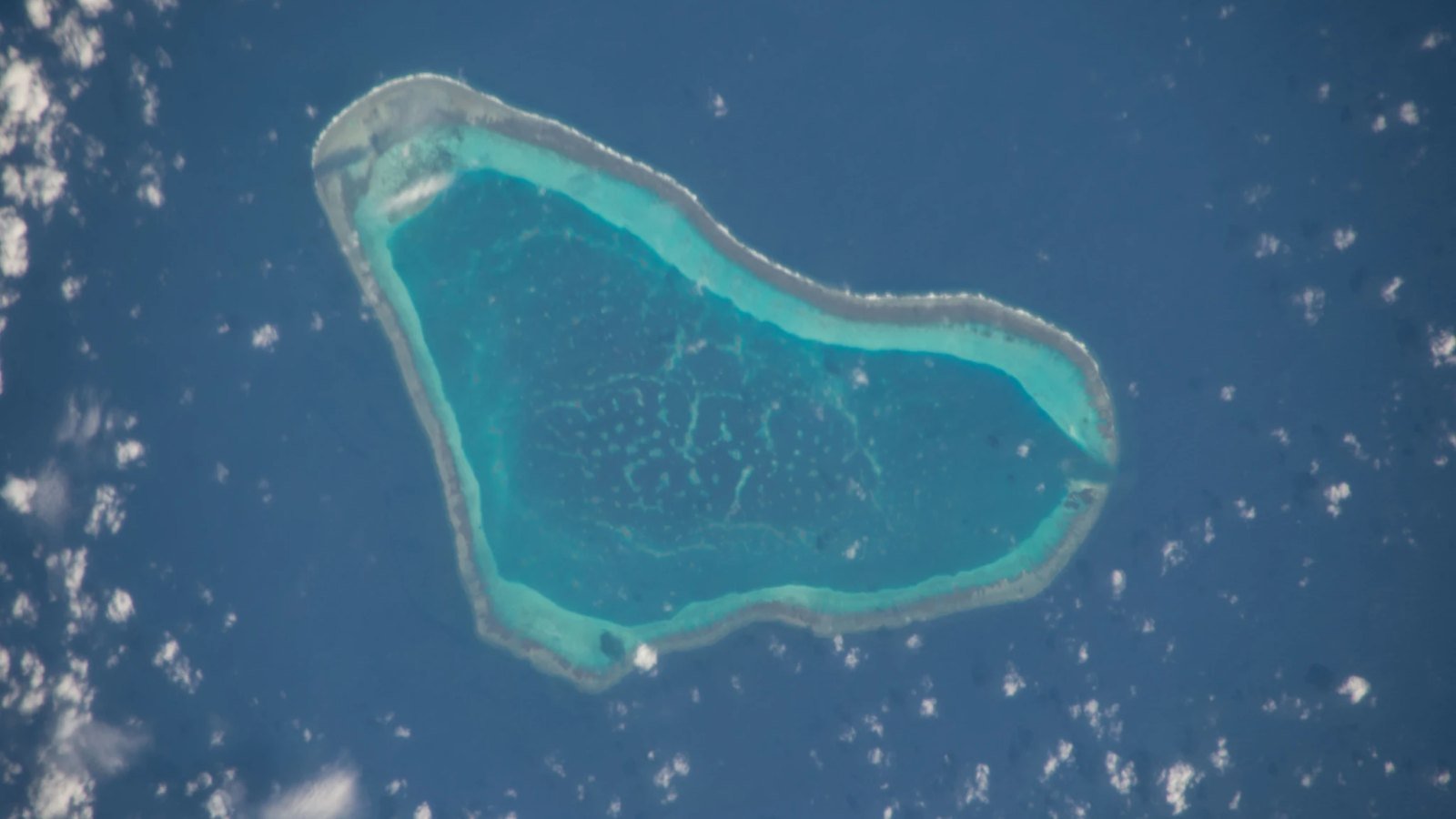 南海争议海域一周三度对峙　中菲围绕黄岩岛与仁爱礁相互指责