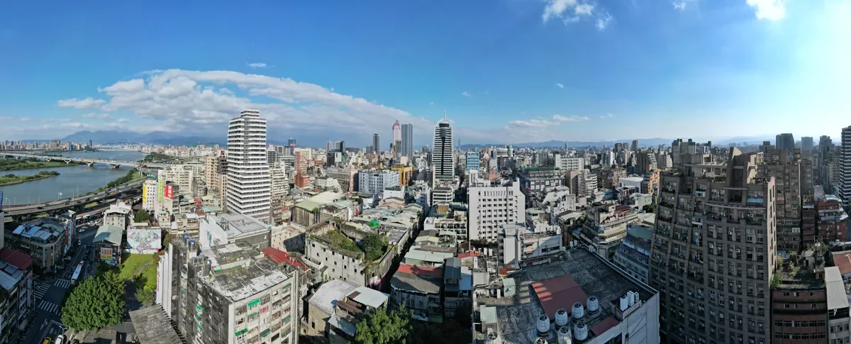 从战后废墟到全球芯片中心：台湾经济八十年的沉浮与转型