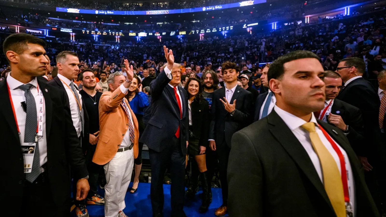 特朗普现身NBA总决赛纽约主场,体育赛事折射城市政治与公共安全压力
