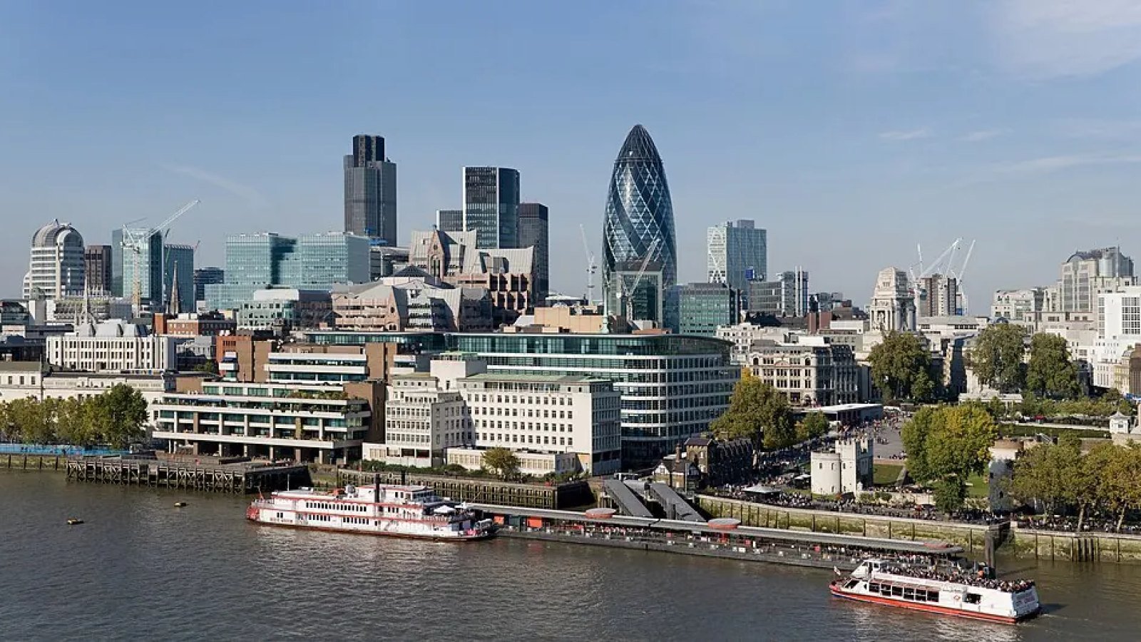 英国经济释放冷热信号：金融城强调全球角色，劳动力市场降温引发政策关注