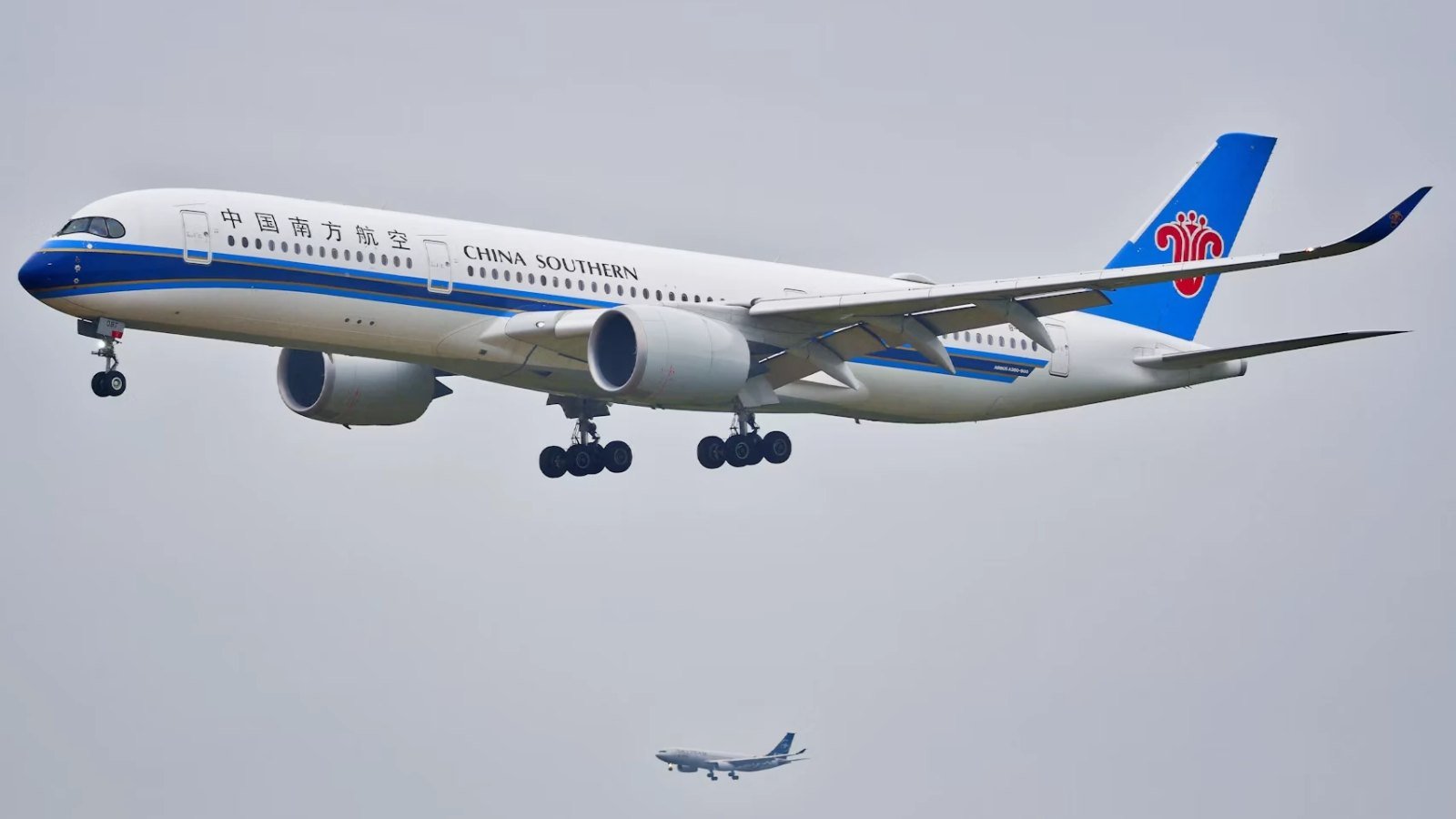 乌克兰警告俄罗斯领空风险上升，中国航司仍在飞越，中方回应