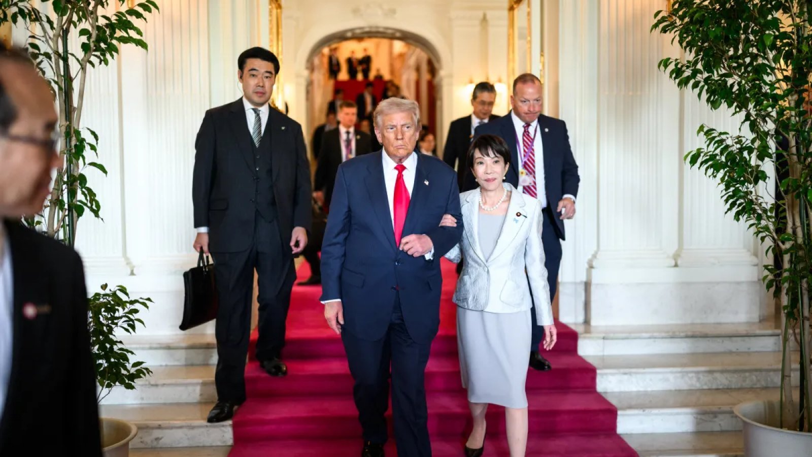 日美罕见联手干预汇市支撑日元 短期止跌后仍面临利差与财政压力